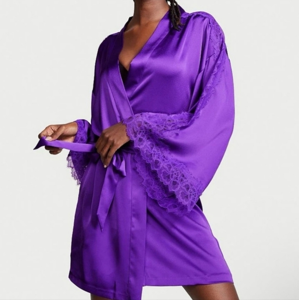 VICTORIA’S SECRET Elegant Purple Satin and  Lace Trim Robe size XS/S (NWT)